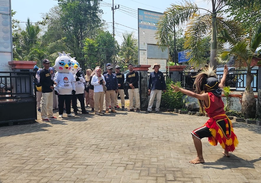 Seni Ganongan menyambut Kirab Pemilu di Kantor Desa Sawo Karangjati